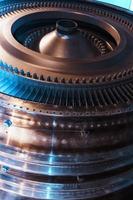 un disque rotor avec aubes d'un turboréacteur à turbine à gaz, vue intérieure. photo