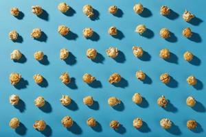 un motif de motifs de pop-corn sur fond bleu. photo