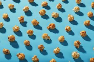 un motif de motifs de pop-corn sur fond bleu. photo