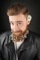 homme avec des fleurs blanches dans sa barbe