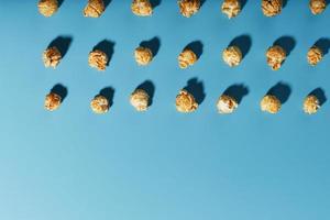 un motif de motifs de pop-corn sur fond bleu. photo