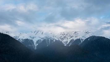 lac d'hiver ritsa en abkhazie avec des montagnes dans la neige en arrière-plan, tard dans la soirée. photo