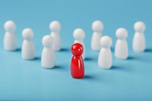 le leader en rouge mène un groupe d'employés blancs à la victoire, rh, recrutement du personnel. la notion de leadership. photo