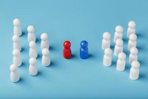 le conflit entre deux sociétés et une entreprise, la rivalité des dirigeants en bleu et rouge conduit un groupe d'employés blancs à se faire concurrence, le recrutement du personnel. photo