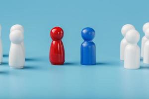 le conflit entre deux sociétés et une entreprise, la rivalité des dirigeants en bleu et rouge conduit un groupe d'employés blancs à se faire concurrence, le recrutement du personnel. photo