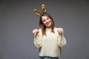 belle jeune femme avec des oreilles posant sur fond photo