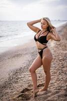 belle fille en maillot de bain sur la plage photo