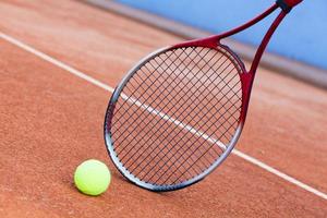 tennis. terrain en terre battue. balle de tennis. tournoi de tennis photo