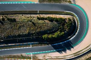 vue aérienne par drone de haut en bas d'une piste de course avec des virages serrés et des épingles à cheveux photo