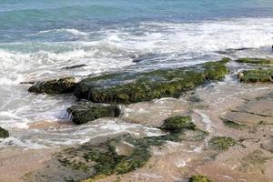 la couleur de l'eau de la mer méditerranée en eau peu profonde photo