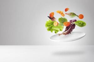 salade légère aux légumes flottants