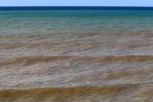 la couleur de l'eau de la mer méditerranée en eau peu profonde photo