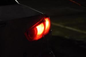 feux de voiture arrière à prix réduit dans l'obscurité. signaux d'arrêt photo
