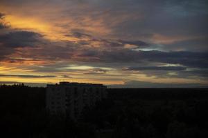 ciel du soir. beau ciel au coucher du soleil. nuages violets. photo