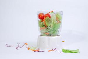 salade mélangée dans une tasse de spin photo