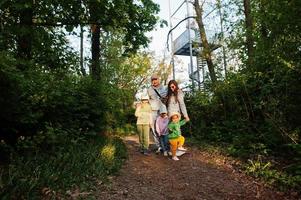 famille avec enfants contre tour d'observation à brno, république tchèque. tour de guet au coucher du soleil avec des arbres. photo