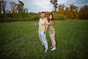 couple avec enfants ensemble au pré. photo