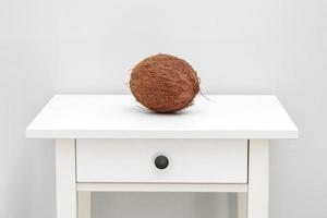 produits de noix de coco faits maison sur fond de table en bois blanc. noix de coco entière sur tableau blanc. concept tropical d'été photo