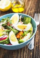 salade de légumes sains avec œufs durs et flocons de piment photo