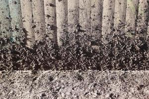 vue détaillée sur les murs en béton vieilli colorés de différents bâtiments modernes et hôtes avec des fissures et beaucoup de structure photo