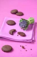biscuits végétaliens au chocolat et framboises photo