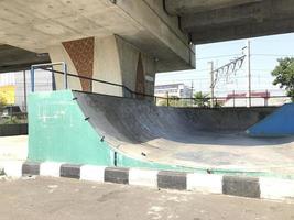 skatepark vide dans le parc public de la ville