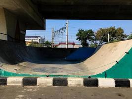 skatepark vide dans le parc public de la ville photo