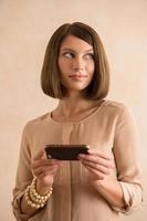 Femme au téléphone, envoyer un message texte sur l'application pour smartphone
