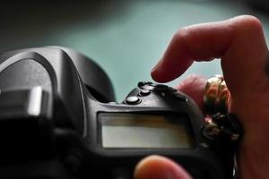 doigt en cliquant sur le déclencheur d'un appareil photo reflex numérique