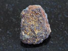 pierre brute de minerai de fer de magnétite sur dark photo