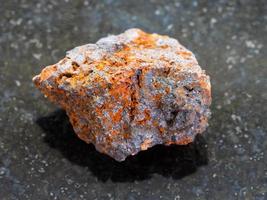 pierre brute de minerai de fer d'hématite sur l'obscurité photo