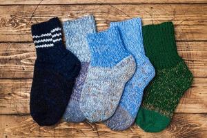 chaussettes tricotées en laine chaude pour l'hiver froid sur fond en bois. photo