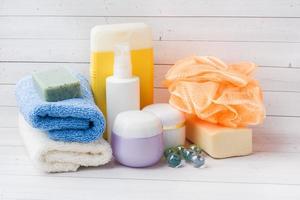 concept de spa et de bien-être sur fond blanc. serviettes crème savon et accessoires de bain. photo