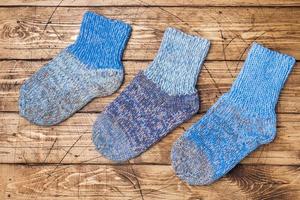 chaussettes tricotées en laine chaude pour l'hiver froid sur fond en bois. photo