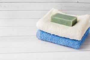 concept de spa et de bien-être sur fond blanc. serviettes crème savon et accessoires de bain. copie espace photo