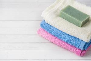 concept de spa et de bien-être sur fond blanc. serviettes crème savon et accessoires de bain. copie espace photo