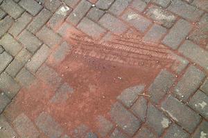 paver des rues pleines d'argile rouge photo