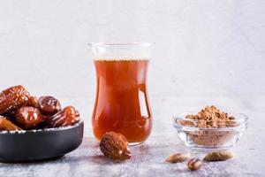 une tasse de café à partir de graines de dattes moulues sur la table. alternative au café, évitement de la caféine photo