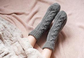 jambes d'une jeune fille en chaussettes tricotées confortables photo