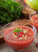 soupe de gaspacho de tomates au poivre et à l'ail. photo