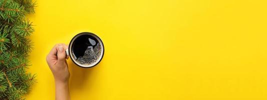 les bras féminins tiennent une tasse de café sur fond jaune. bannière vue de dessus avec espace de copie photo