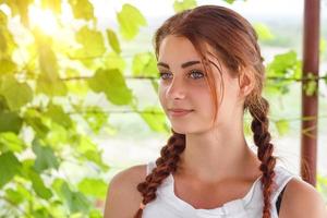 portrait d'une fille heureuse dans la nature au soleil photo