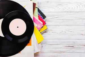 vieux disque vinyle sur la table en bois, mise au point sélective et image tonique photo