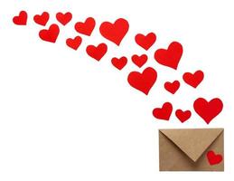 enveloppes colorées de carte de voeux saint valentin avec coeur. coeurs rouges se déverse de l'enveloppe isolée sur blanc. les cœurs s'envolent de l'enveloppe. lettre d'amour photo