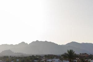 belles couches de montagne au lever du soleil voyant du brouillard en egypte photo