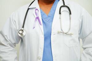 femme médecin asiatique avec ruban violet, journée mondiale du cancer du pancréas ou journée mondiale d'alzheimer. photo