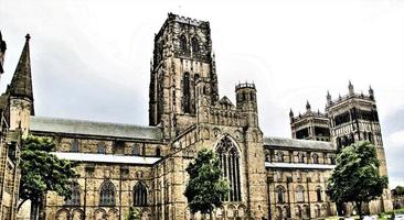 une vue sur la cathédrale de durham de l'autre côté de la rivière photo