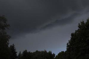 ciel gris. des nuages orageux. forêt Noire. avant la tempête. près du temps. photo