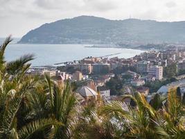 côte ligurienne de la ville de diano marina avec mer, montagnes et palmiers au premier étage, reportage de voyage pendant l'été en italie photo