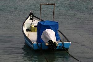 poste d'amarrage sur le rivage pour l'amarrage des bateaux et des yachts. photo